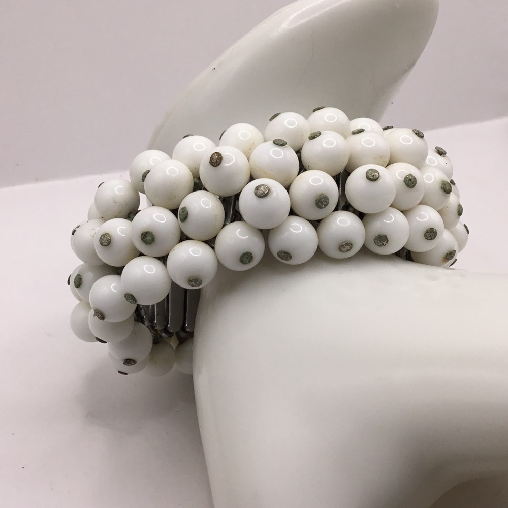 Vintage 1950s White Glass Bead Cha Cha Expansion Bracelet